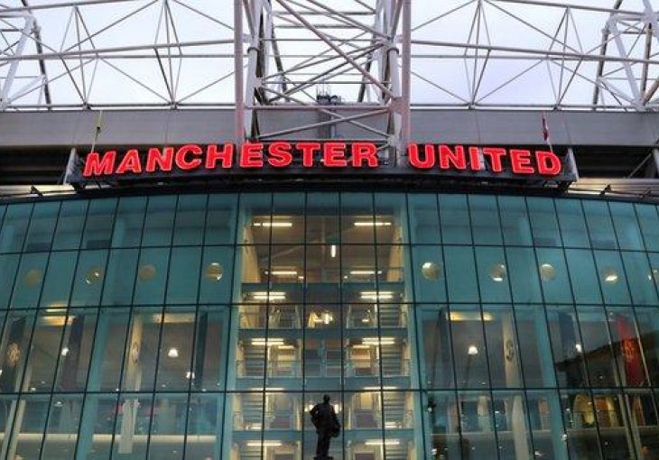 Manchester United see earnings tumble as ticket sales hit by COVID-19 crisis